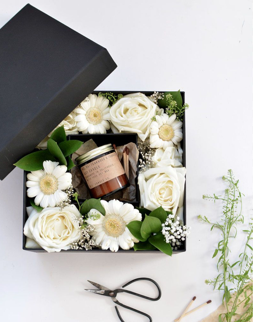 🌸 صندوق هدايا الزهور الفاخر – أزهار نضرة في تغليف أنيق | توصيل دبي 🌸