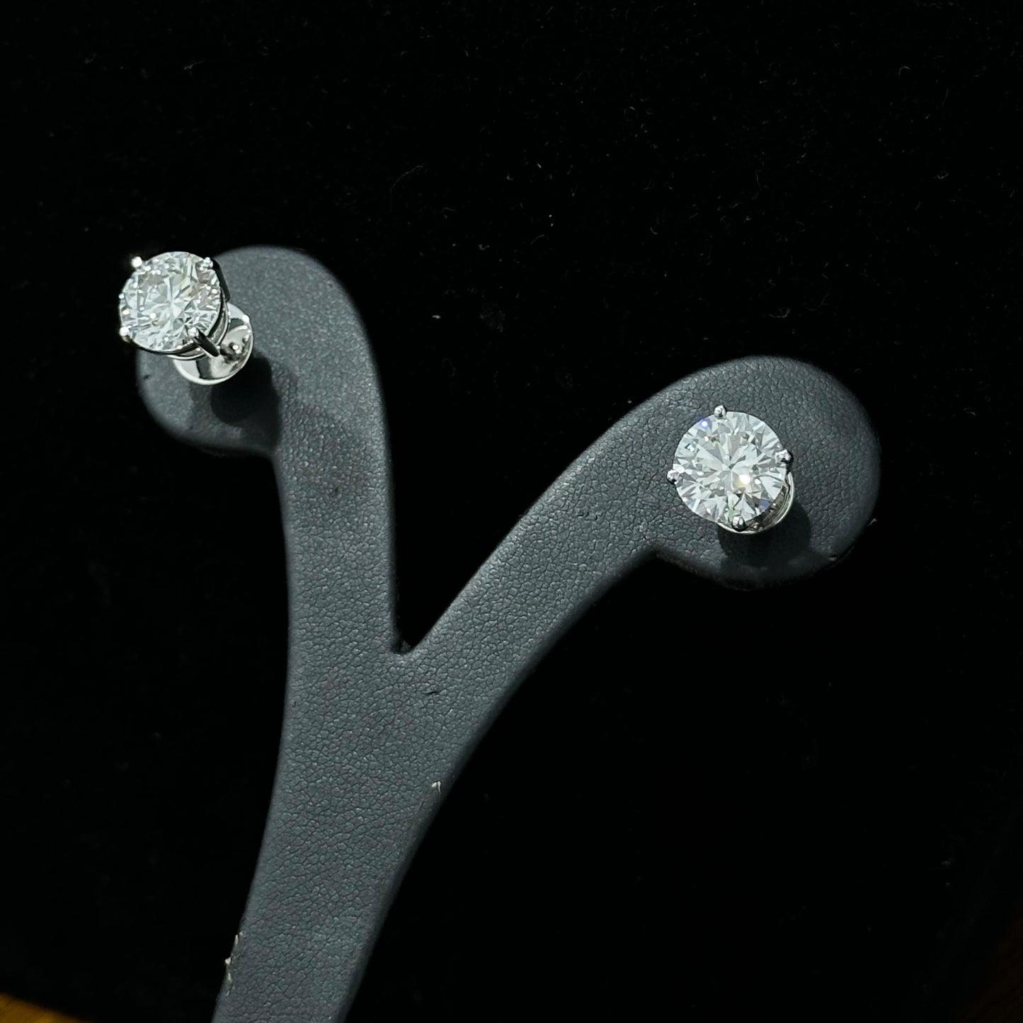 4ct diamond stud earrings in 18k white gold, custom made in Dubai UAE by Lamae Jewelry